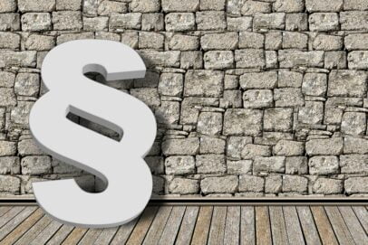 Sanierungsfahrplan im EWärmeG 2015 Paragraphenzeichen an Steinwand gelehnt