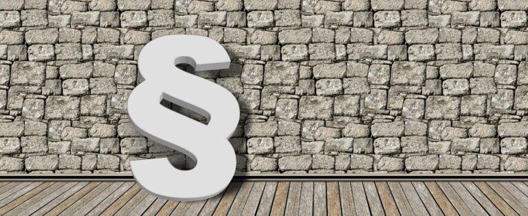 Paragraphenzeichen an Steinwand gelehnt