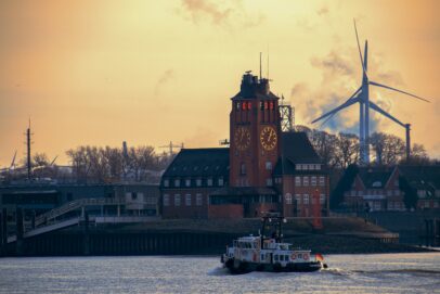 Sanierungsfahrplan wird in Hamburg besonders gefördert Hamburger Elbsicht mit Windrädern im Hintergrund
