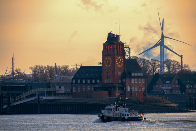 Hamburger Elbsicht mit Windrädern im Hintergrund