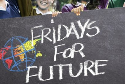 Fridays For Future sorgt für Klimaschutzpaket und dem Sanierungsplan Tafel zeigt Slogan Fridays For Future