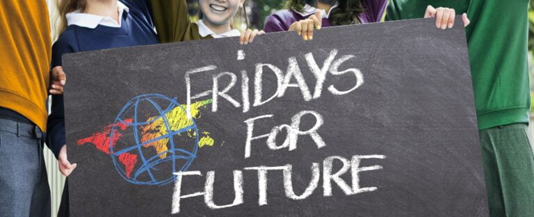 Tafel zeigt Slogan Fridays For Future