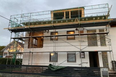 Frontansicht vom Dachausbau Einfamilienhaus in München (Bayern) Frontansicht vom Dachausbau Einfamilienhaus in München (Bayern)