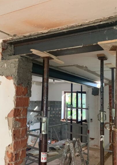 Stahlträger vom Dachausbau Einfamilienhaus in München (Bayern) Stahlträger vom Dachausbau Einfamilienhaus in München (Bayern)