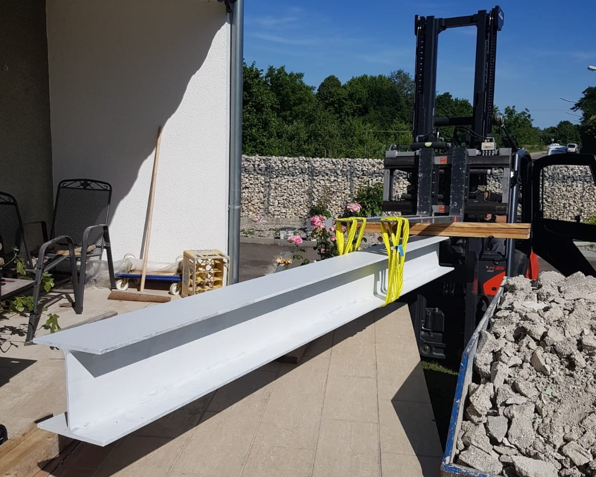 Einbau des Stahlträgers für den Wanddurchbruch (Umbau) in einem Wohnhaus in Augsburg (Bayern) Einbau des Stahlträgers für den Wanddurchbruch (Umbau) in einem Wohnhaus in Augsburg (Bayern)