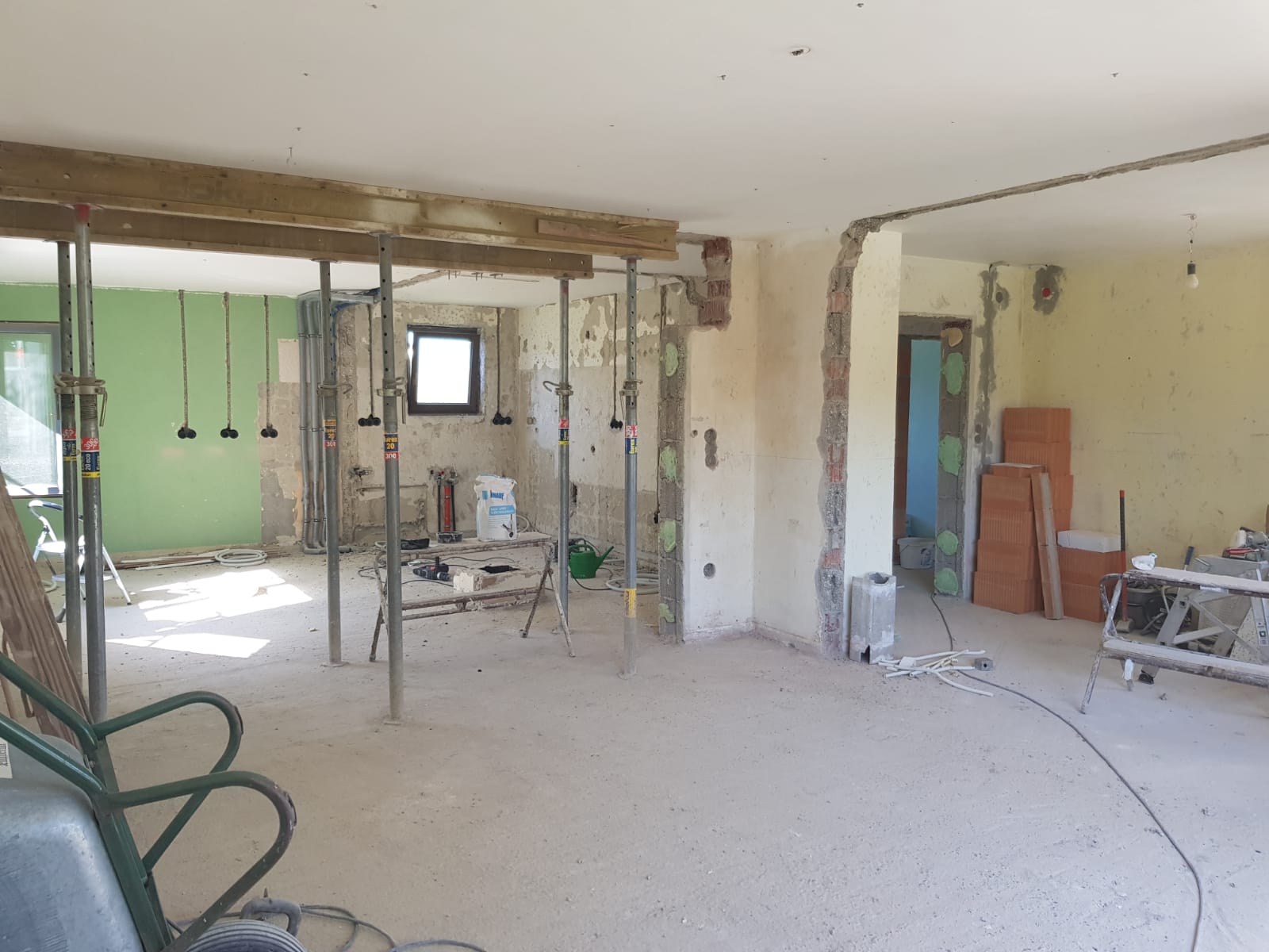 Ansicht Stützkonstruktion für den Wanddurchbruch (Umbau) in einem Wohnhaus in Augsburg (Bayern) Ansicht Stützkonstruktion für den Wanddurchbruch (Umbau) in einem Wohnhaus in Augsburg (Bayern)