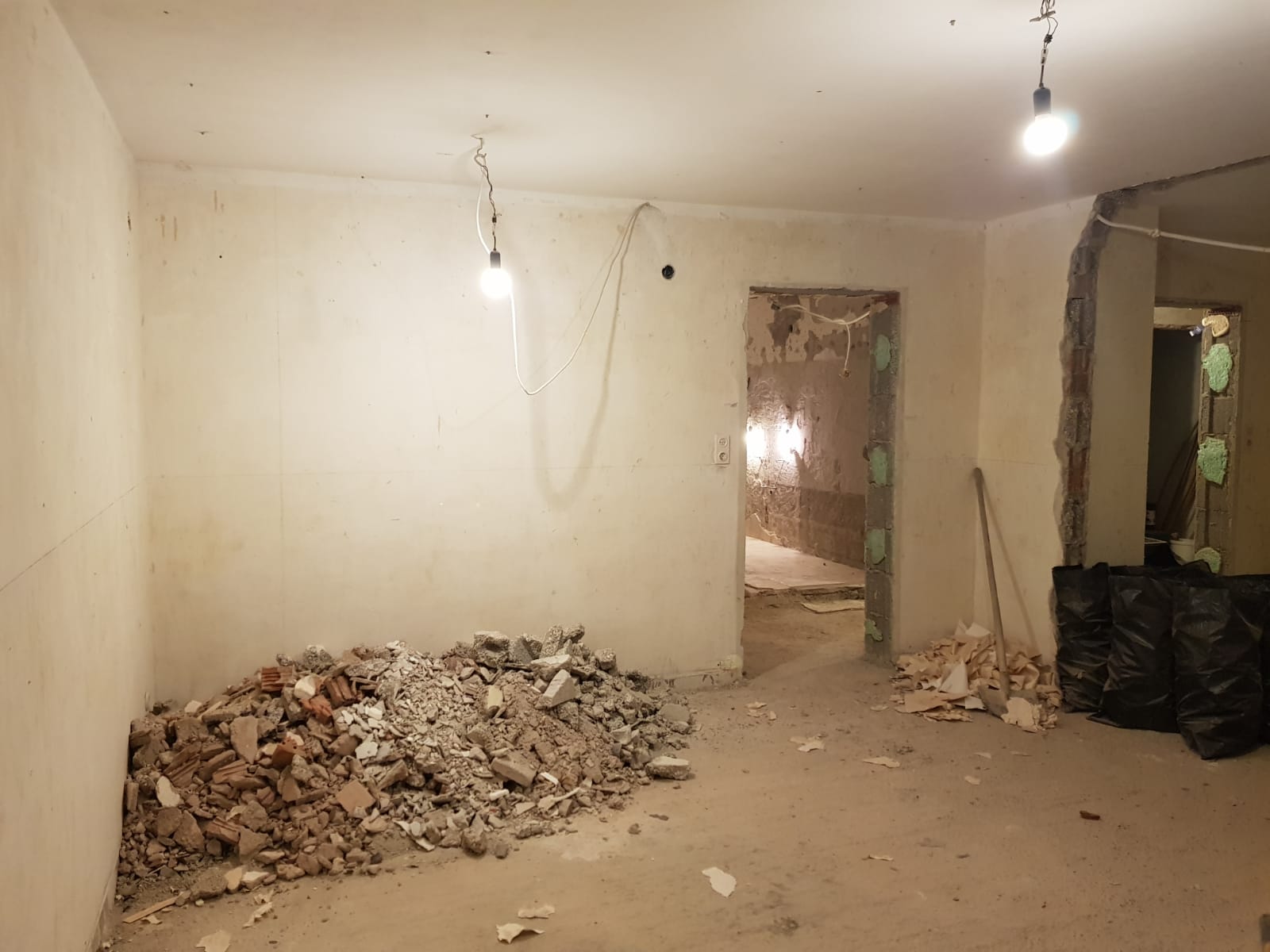 Abbruchmaßnahmen für den Wanddurchbruch (Umbau) in einem Wohnhaus in Augsburg (Bayern) Abbruchmaßnahmen für den Wanddurchbruch (Umbau) in einem Wohnhaus in Augsburg (Bayern)