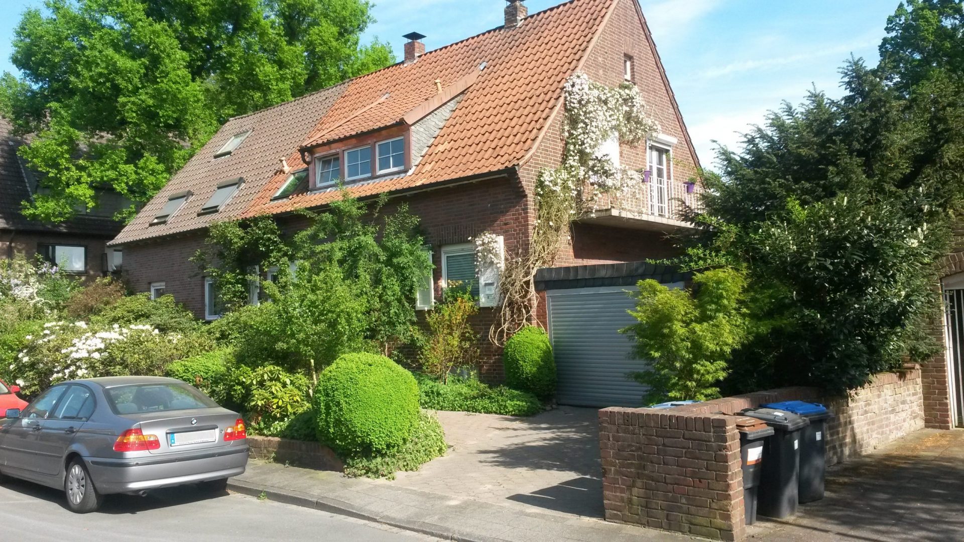 Straßenseite beim Umbau Einfamilienhaus in NRW Straßenseite beim Umbau Einfamilienhaus in NRW