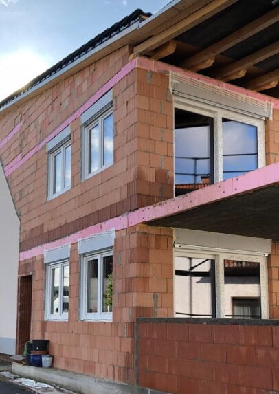 Rohbau-Außenansicht eines zweigeschossigen Anbau an einem Wohnhaus in Frankfurt am Main (Hessen)