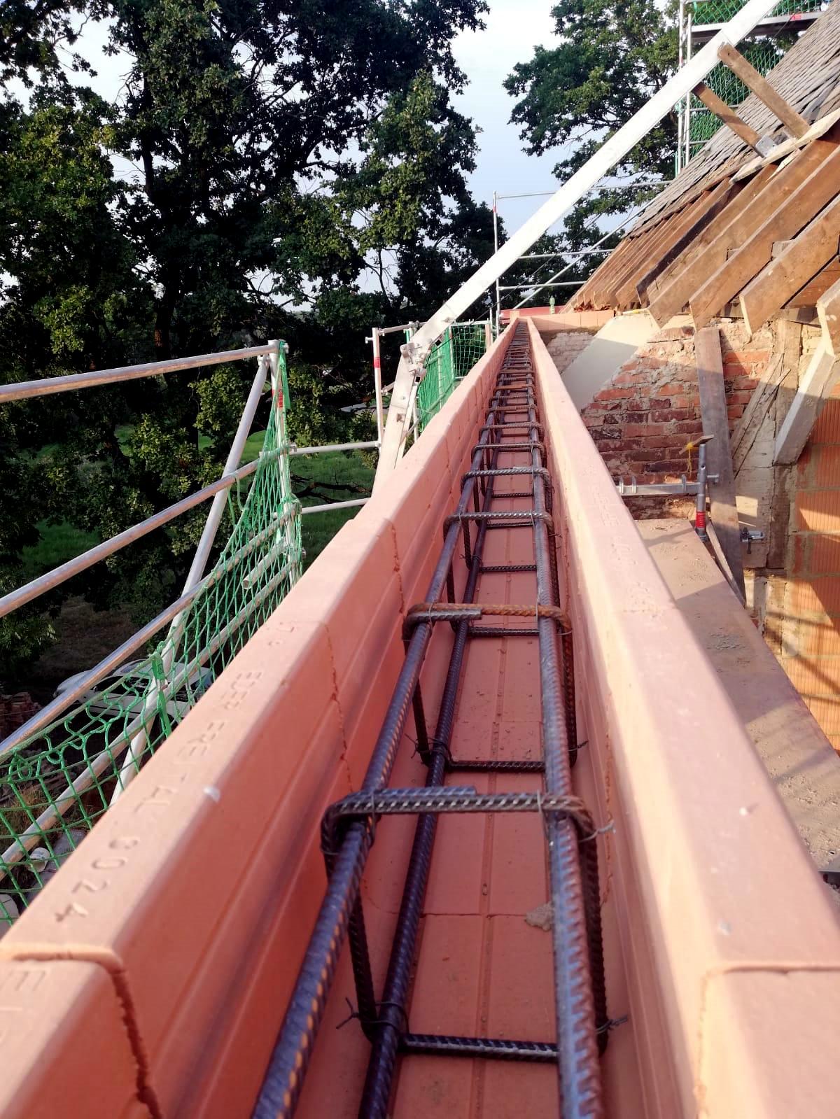 Traufseitiger Ziegelrähm mit Bewehrung bei einem Umbau eines Mehrfamilienhauses in Chemnitz (Sachsen) Traufseitiger Ziegelrähm mit Bewehrung bei einem Umbau eines Mehrfamilienhauses in Chemnitz (Sachsen)