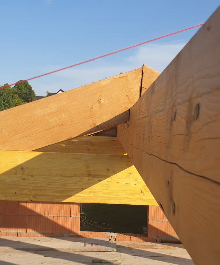 Firstpfette, Sparrenpaar und Firstbrett vom Anbau eines Einfamilienhauses in Osnabrück (Niedersachsen) Firstpfette, Sparrenpaar und Firstbrett vom Anbau eines Einfamilienhauses in Osnabrück (Niedersachsen)