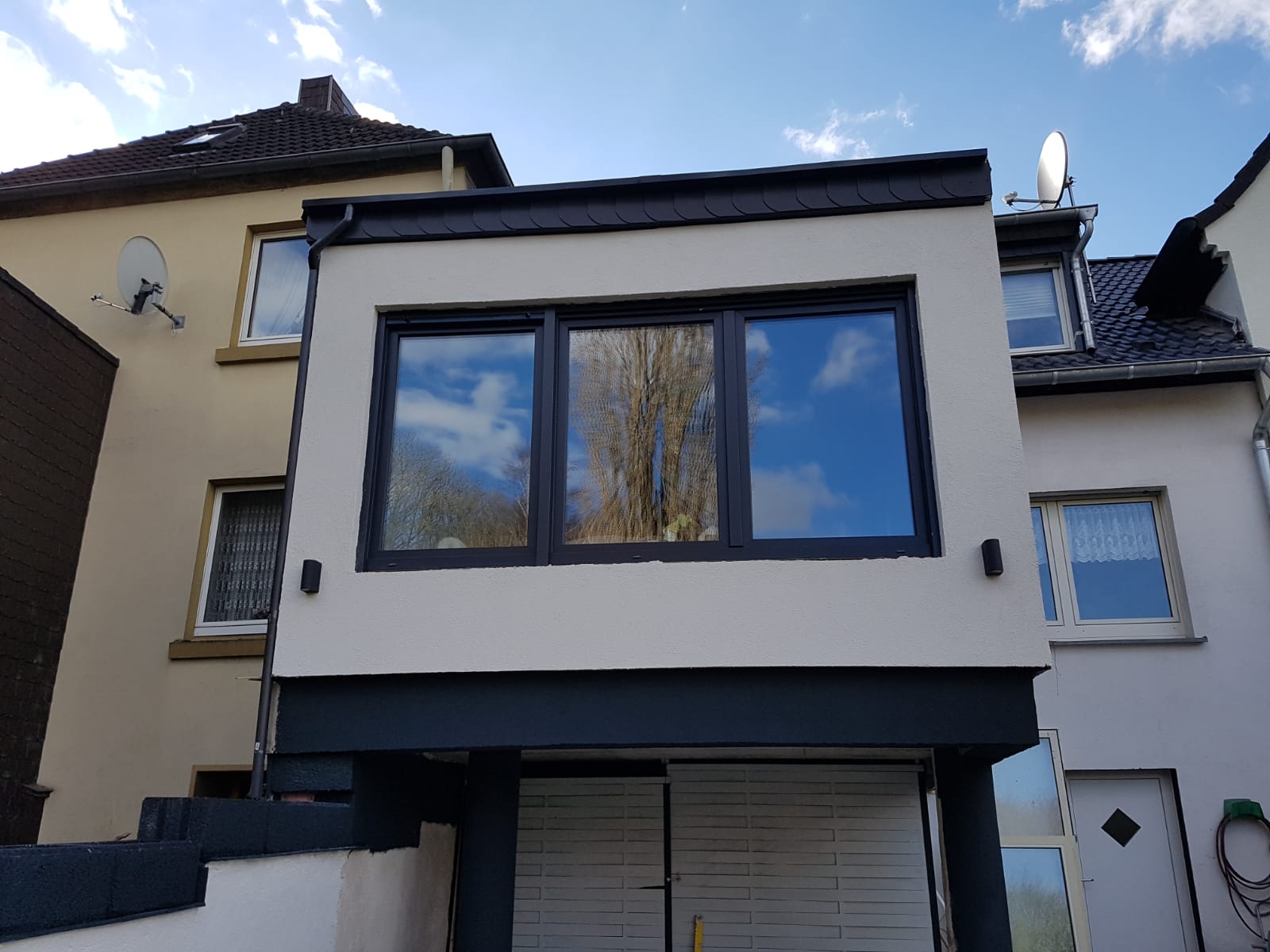 Frontalansicht (nach Fertigstellung) Anbau eines Einfamilienhauses bei Dortmund (NRW) Frontalansicht (nach Fertigstellung) Anbau eines Einfamilienhauses bei Dortmund (NRW)