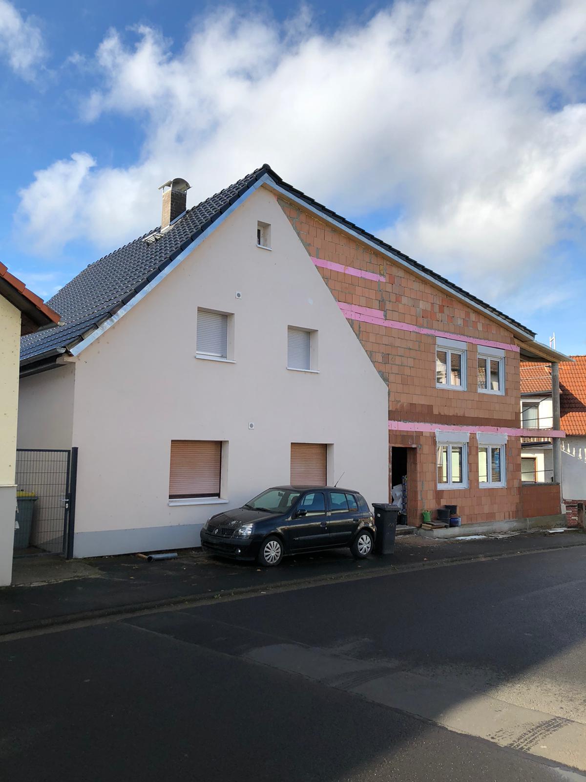 Straßenansicht (Rohbau) eines zweigeschossigen Anbaus an einem Wohnhaus in Frankfurt am Main (Hessen)