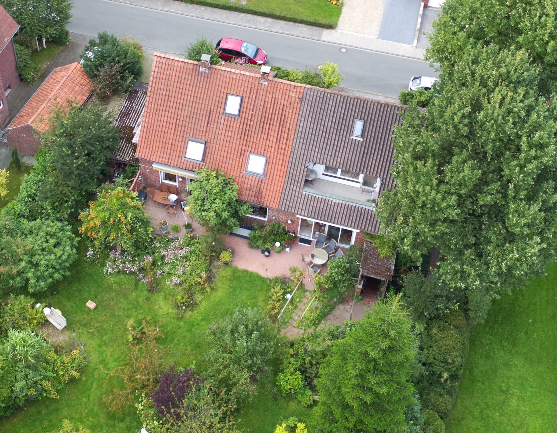 Vogelperspektive Gartenseite beim Umbau Einfamilienhaus in NRW Vogelperspektive Gartenseite beim Umbau Einfamilienhaus in NRW