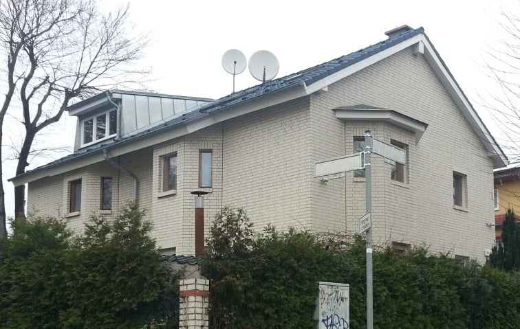 Seitenansicht vor dem Umbau und der Aufstockung eines Mehrfamilienhauses in Berlin Seitenansicht vor dem Umbau und der Aufstockung eines Mehrfamilienhauses in Berlin