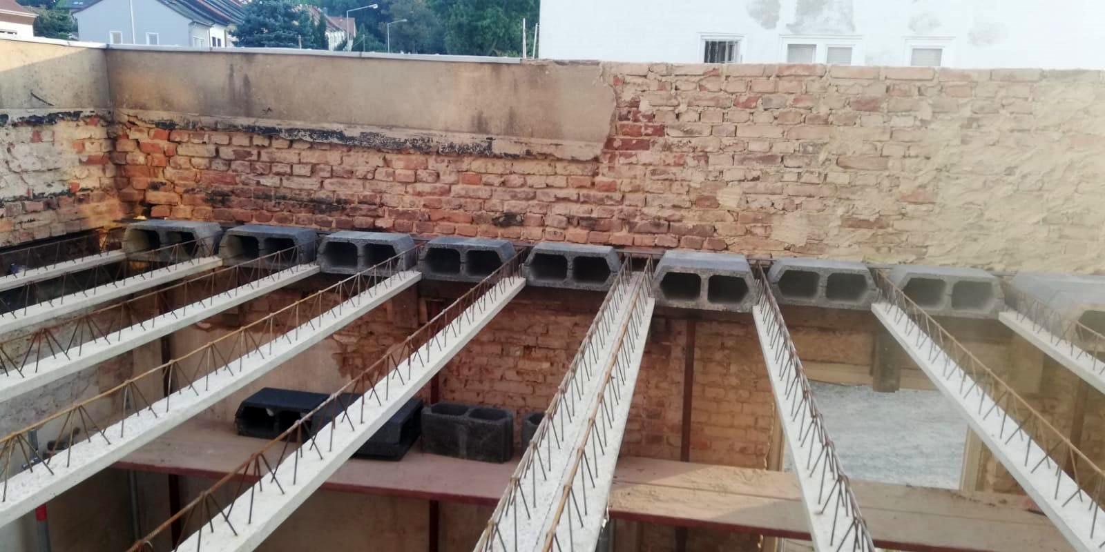 Ansicht Ziegeldeckensystem (vor Verlegung) bei einem Umbau eines Mehrfamilienhauses in Chemnitz (Sachsen) Ansicht Ziegeldeckensystem (vor Verlegung) bei einem Umbau eines Mehrfamilienhauses in Chemnitz (Sachsen)