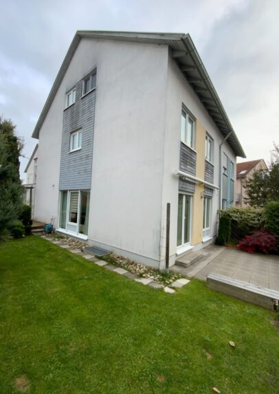 Sanierungsfahrplan von einem Einfamilienhaus in Steinenbronn (Baden-Württemberg) – Gartenansicht des Gebäudes Sanierungsfahrplan von einem Einfamilienhaus in Steinenbronn (Baden-Württemberg) – Gartenansicht des Gebäudes