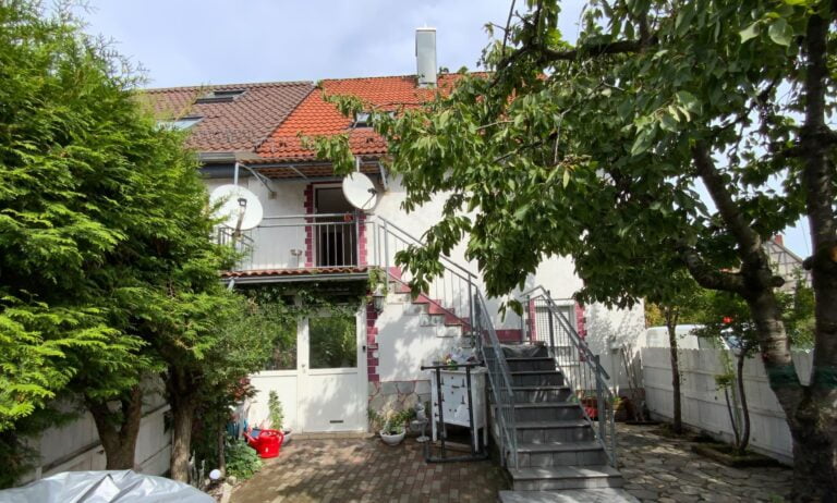 Sanierungsfahrplan von einem Mehrfamilienhaus in Schönaich (Baden-Württemberg) – Gartenansicht des Gebäudes